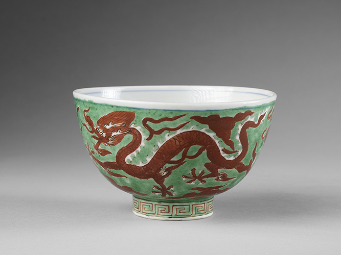 Bowl decorated with dragons,  China, Jiangxi Jingdezhen, Ming Dynasty (1368-1644), Wanli period (1573-1620) . Porcelain decorated with enamel 9.2 cm x 15 cm   Guimet Museum, old collection Grandidier - G 54270   © NMR Grand Palace (Guimet Museum, Paris) / Thierry Ollivier