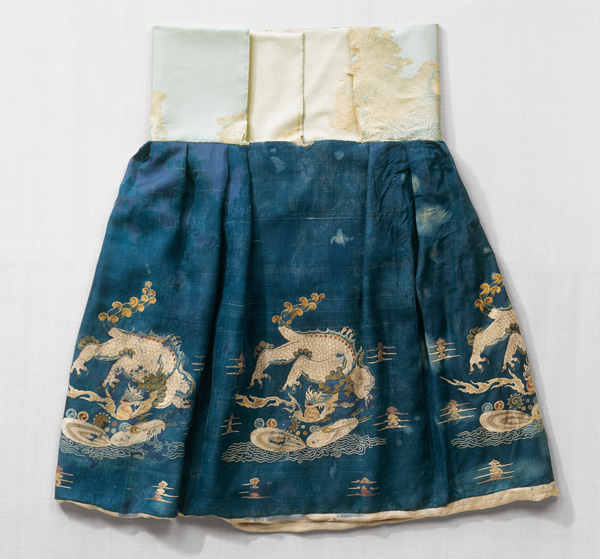 Blue silk skirt embroidered with dragons Northern China, Liao Dynasty, 1st half of the 11th century ©Abegg-Stiftung, CH-3132 Riggisberg (photo: Christoph von Viràg)