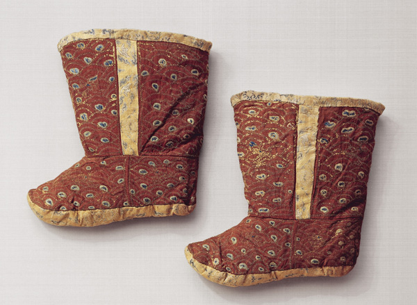 Pair of boots, Northern China, Liao Dynasty, 1st half of the 11th century Silk gauze, embroidered with strips of gilt paper and silk; silk The elite of the Liao Dynasty clad itself in silk from head to foot, both in life and in death. This pair of silk boots is a well-preserved example testifying to the significance of textile art in the nobility of the Liao Dynasty. ©Abegg-Stiftung, CH-3132 Riggisberg (photo: Christoph von Viràg)