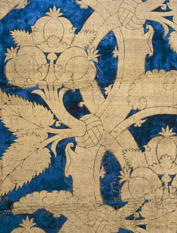 Velvet with pomegranate pattern Italy, 15th century Inv. No. 818 Among the most luxurious silk weavings in the new permanent exhibition of the Abegg-Stiftung is this blue velvet with a pomegranate pattern brocaded in gold threads. ©Abegg-Stiftung, CH-3132 Riggisberg (photo: Christoph von Viràg)