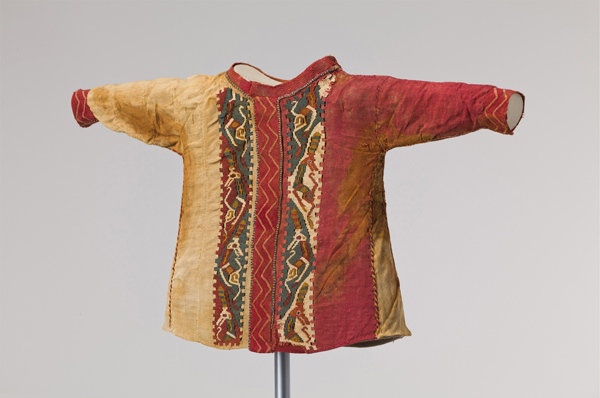 Woollen child’s shirt, Eastern Central Asia, 4th–2nd century BCE ©Abegg-Stiftung, CH-3132 Riggisberg (photo: Christoph von Viràg)