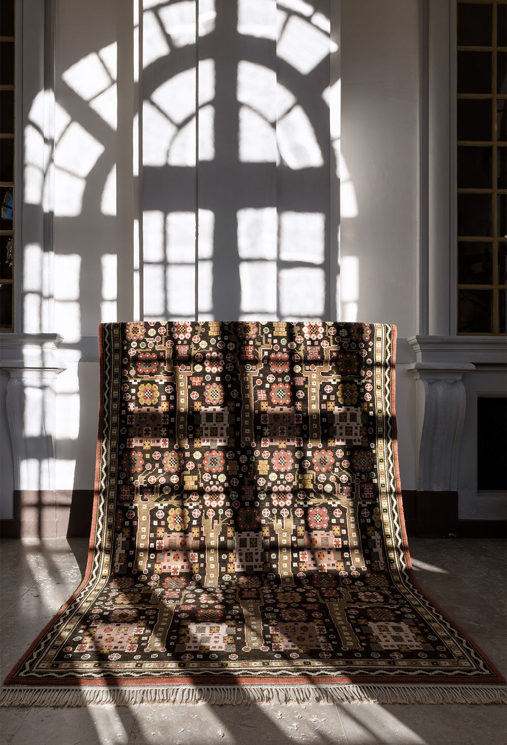 Svarta Trädgårdsmattan, designed in 1923, is often referred to as one of MååsFjetterström’s masterpieces. The design was inspired by the ancient oaks in her childhood garden, but also has clear influences from traditional Persian carpets