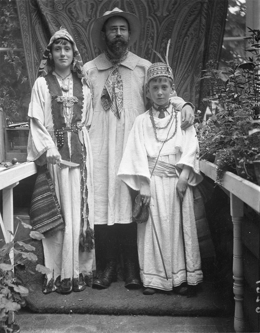(2) Family portrait with Prof. John L. Myres and his two sons, one donning a Rhodian robe now in the Ashmolean Museum (EA1960.106), Oxford 1912. School of Archaeology, University of Oxford, HEIR image 33956